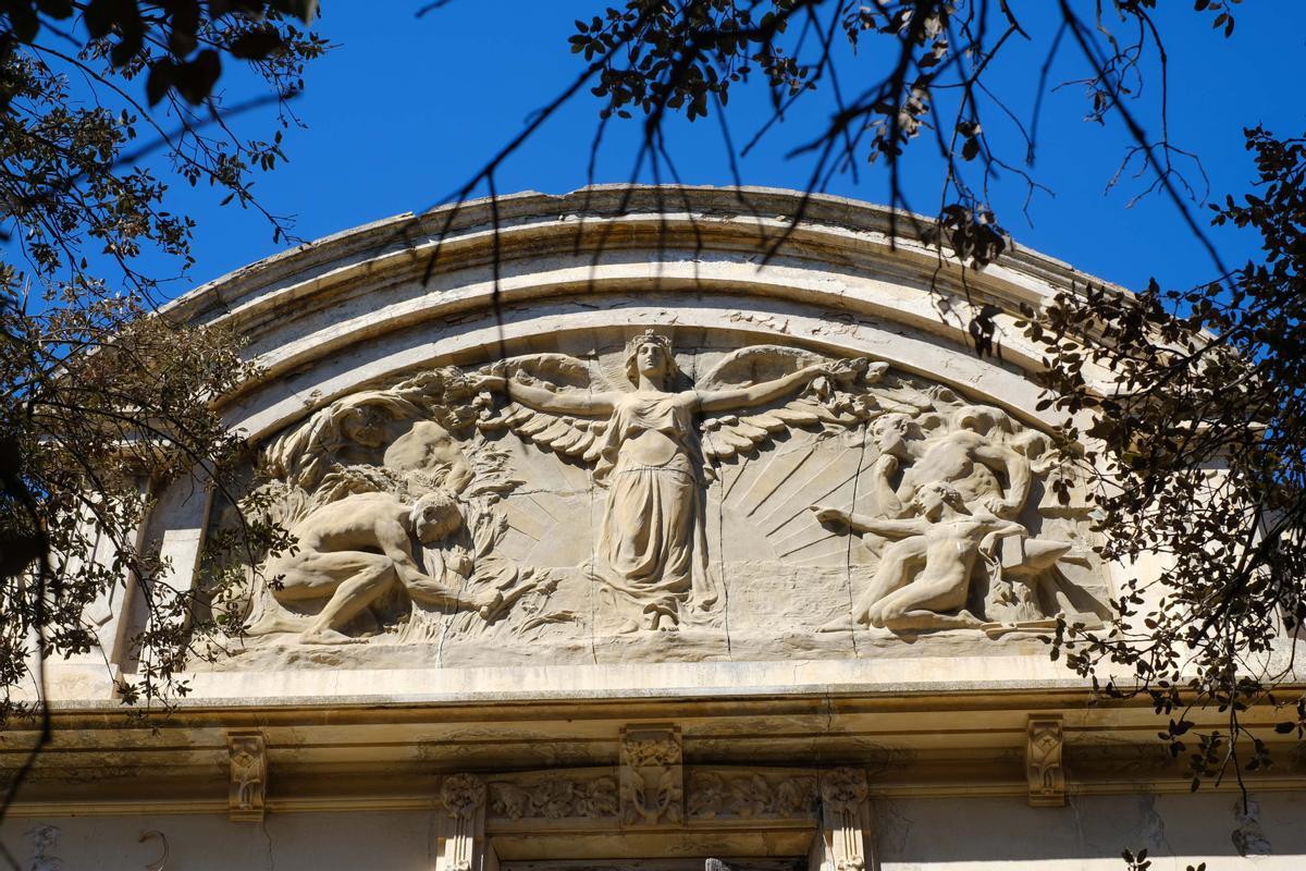 El artífice de esta villa fue el Conde Antonio de Padua y Saavedra e incluyó un palacio que combina el estilo industrial y el modernista. En la fachada principal se encuentra un llamativo relieve con una alegoría de la industria y la agricultura