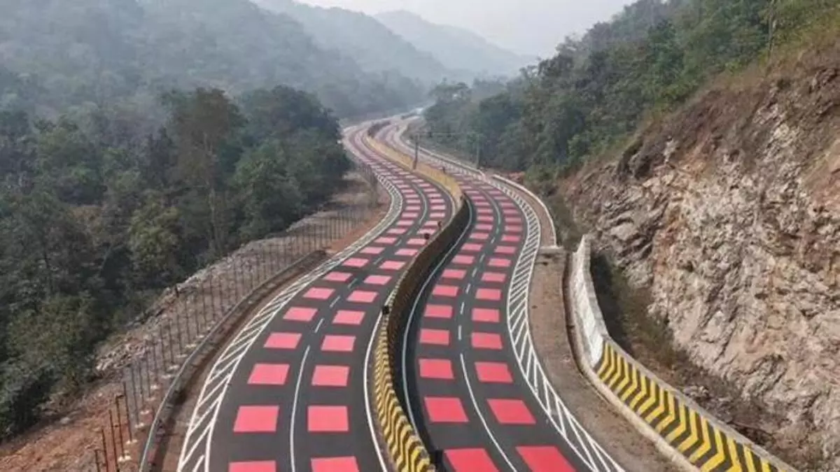 Este país está probando un asfalto rojo que obliga a frenar a los conductores