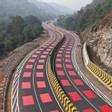 Este país está probando un asfalto rojo que obliga a frenar a los conductores