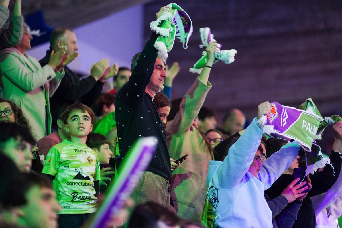 Aficionados del Palma Futsal animan al equipo.
