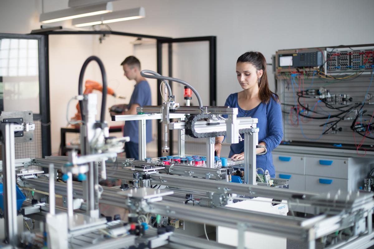 Laboratorio del grado en Ingeniería Mecatrónica de la Uvic.