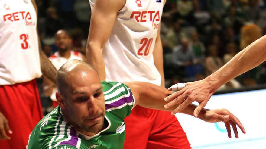 James Augustine se tira a por un balón en el partido del pasado domingo en el Carpena contra el Bilbao Basket.