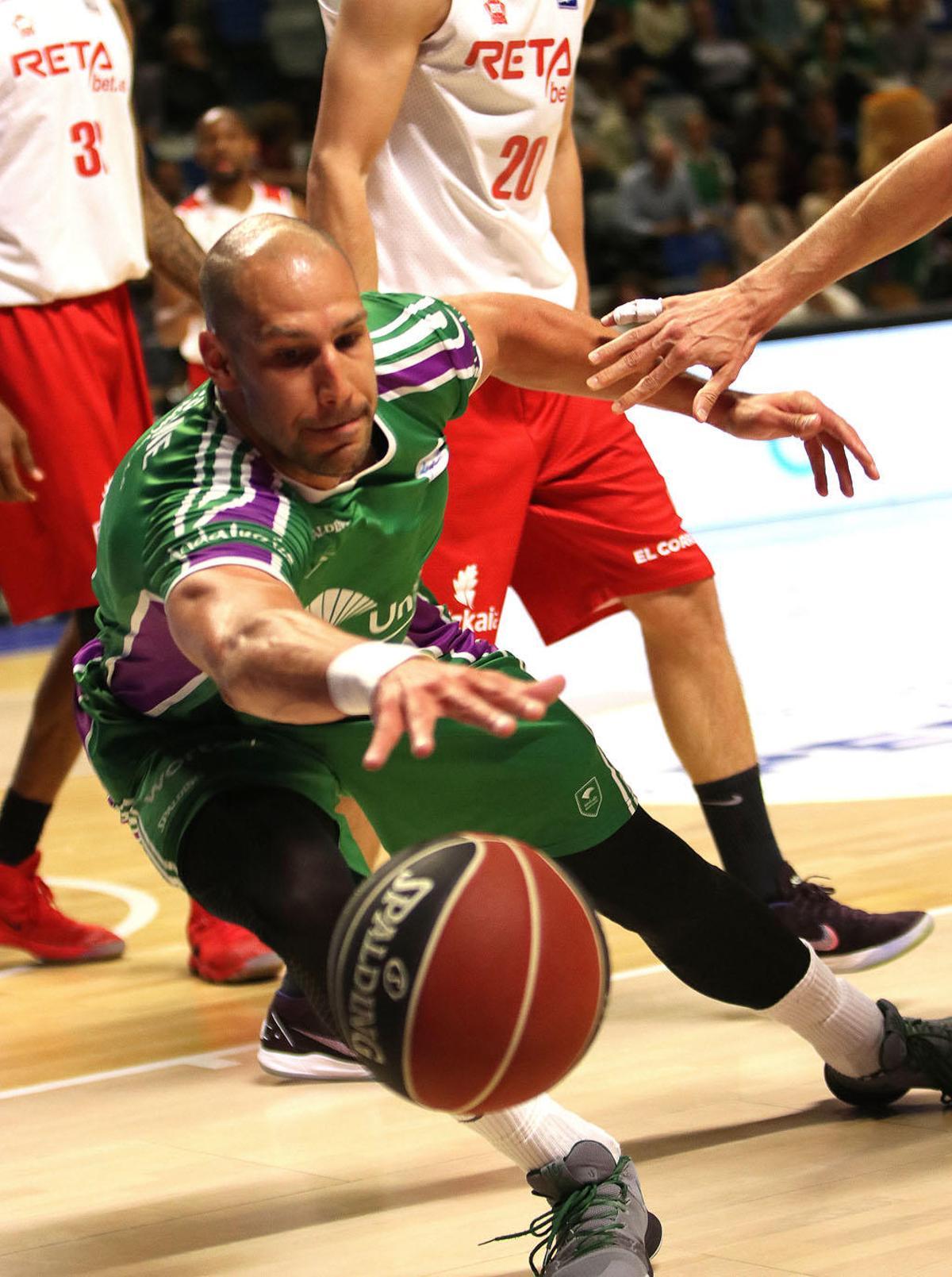 James Augustine se tira a por un balón en el partido del pasado domingo en el Carpena contra el Bilbao Basket.