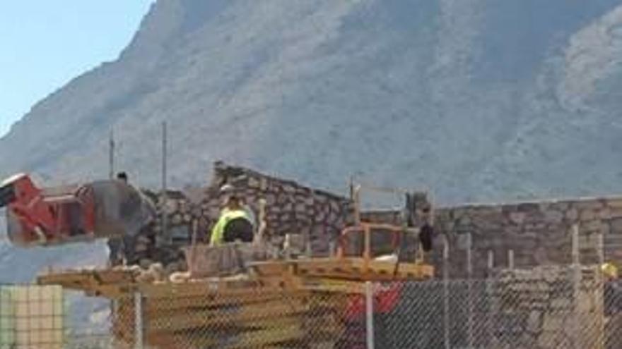 Fotos de la construcción de la casa, donde ayer seguían trabajando varios operarios.