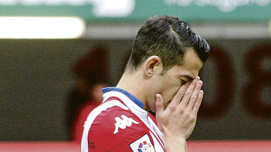 Luis Hernández, durante su ritual previo a los partidos.