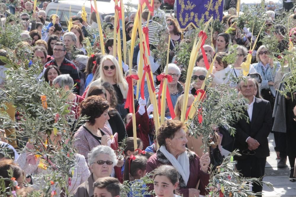 La procesión de "La Borriquilla" abre la Semana Santa en Cangas. // S. Álvarez