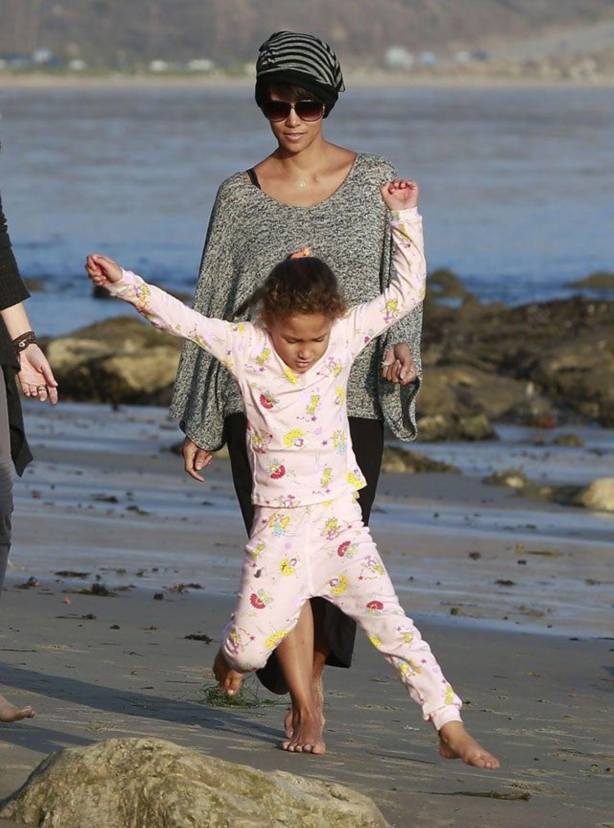 Halle Berry en la playa con Nahla