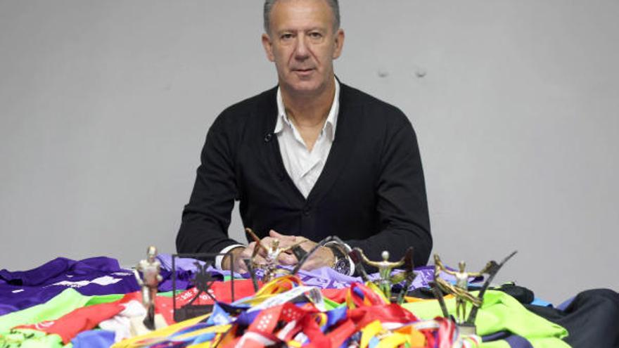 José Vicente Torres con las medallas y camisetas de sus 50 maratones.