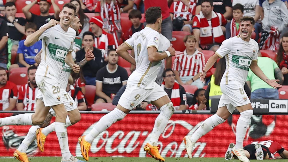 Los jugadores del Elche celebran el gol de la victoria frente al Athletic