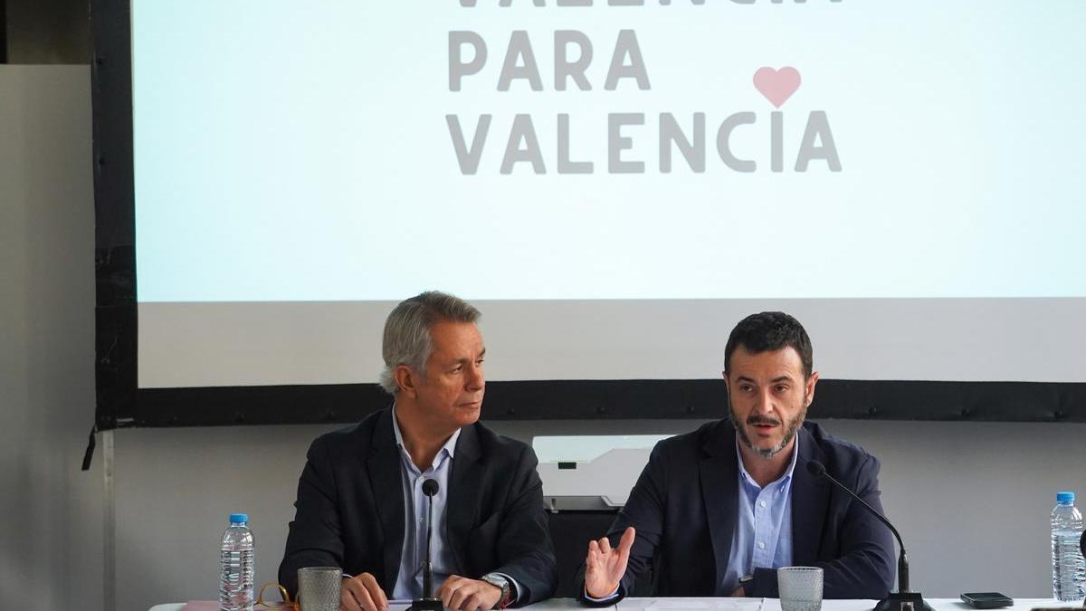 El chef Ricard Camarena (derecha), uno de los impulsores de las cenas benéficas 'Desde Valencia para Valencia'.