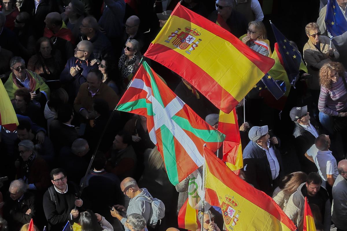 Manifestación multitudinaria contra la amnistía en la Plaza de Cibeles de Madrid