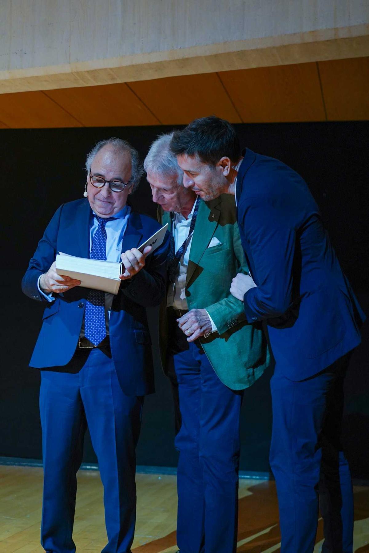 Primitivo Roig obsequia a Emilio Duró con su libro Odontología Slow.