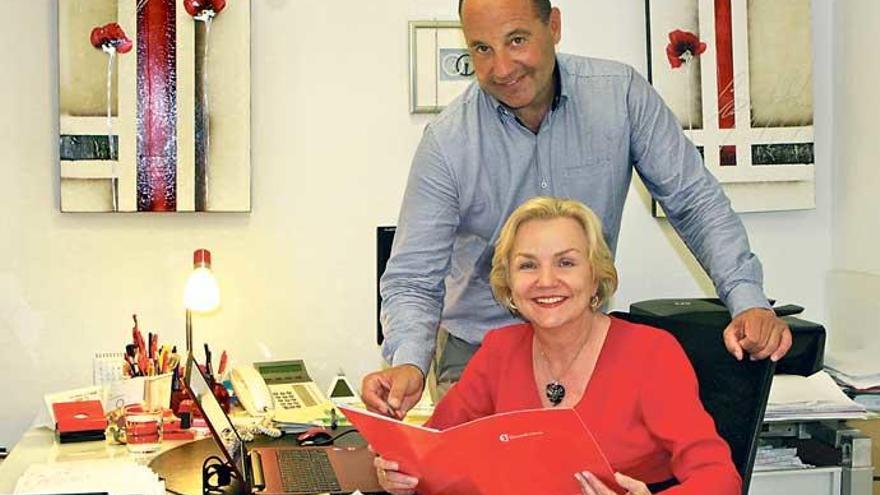 Susanne Heibl und ihr Mann Alfred Heibl in ihrem Büro.