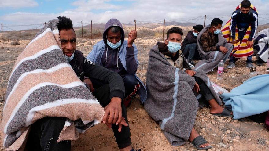 Inmigrantes del campamento de El Matorral duermen en la calle en Fuerteventura.