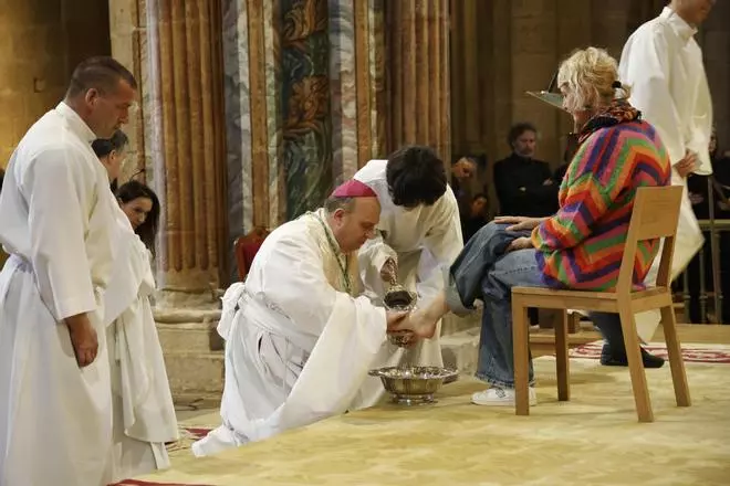 El lavatorio de los pies centra el Jueves Santo y da paso al día con más procesiones de la Semana Santa compostelana