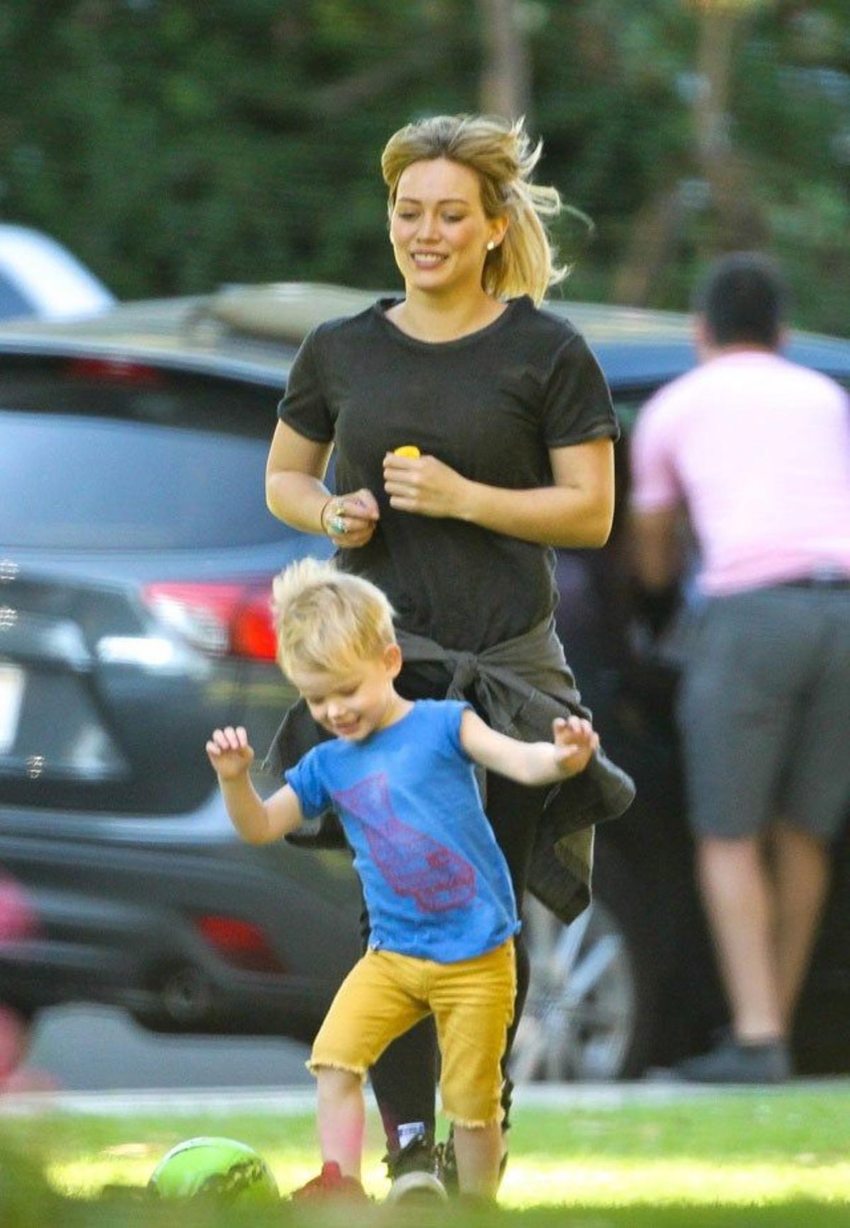 Hilary Duff se divierte con su hijo Luca en el parque