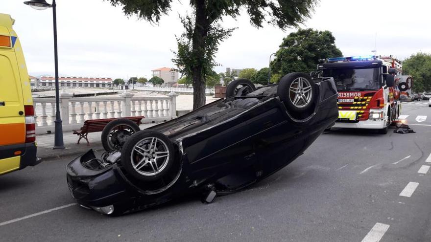 Vehículo volcado en la carretera. // FdV