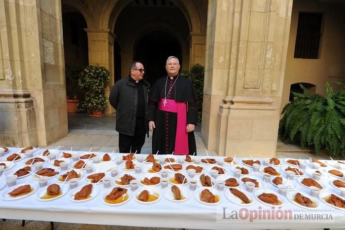 Reparto de boniatos en el Palacio Episcopal por San Fulgencio