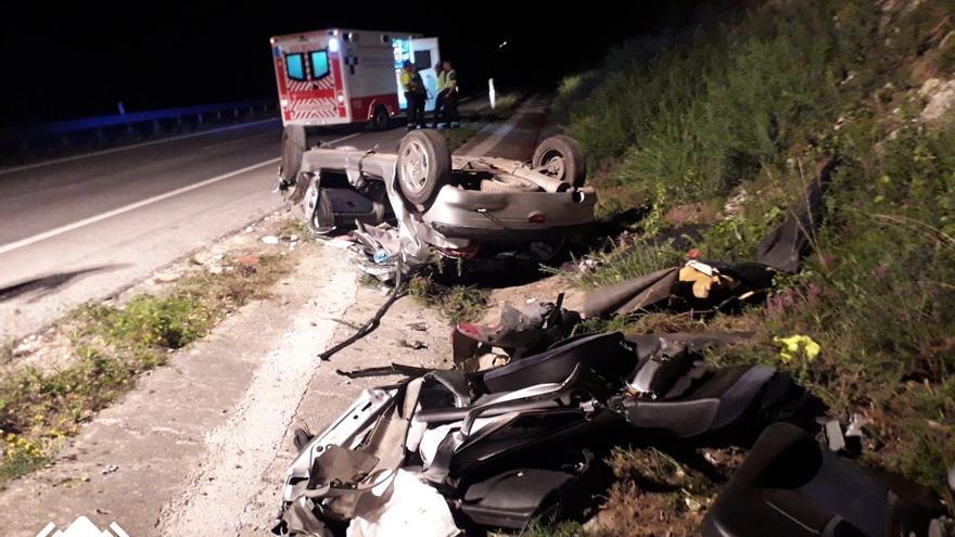 Un hombre de 34 años resulta herido tras volcar con su coche en la Autovía del Cantábrico a la altura de El Franco