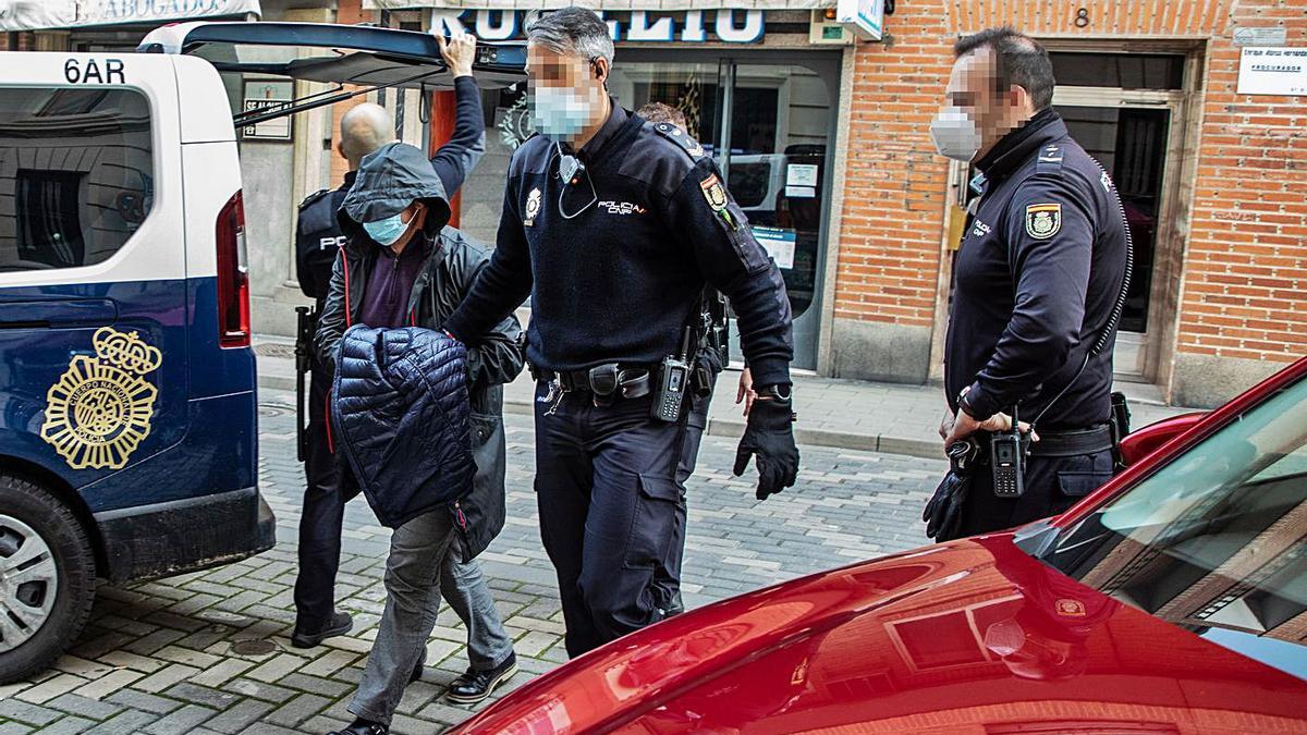 Alberto Vega, jefe de Parques y Jardines del Ayuntamiento de Zamora, a su entrada en los juzgados. |   // LOZ