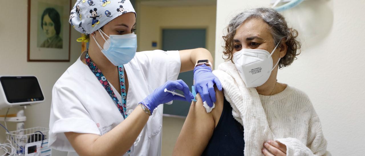 Una enfermera vacuna al personal sanitario de Can Misses.