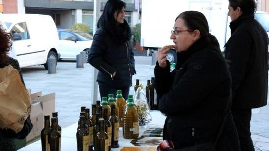 Una dona tasta l&#039;Oli de l&#039;Empordà sucat amb pa, ahir al matí, a Girona.