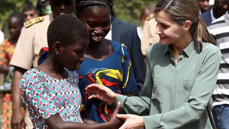 La reina Letizia saluda, ayer, a una joven en Senegal.