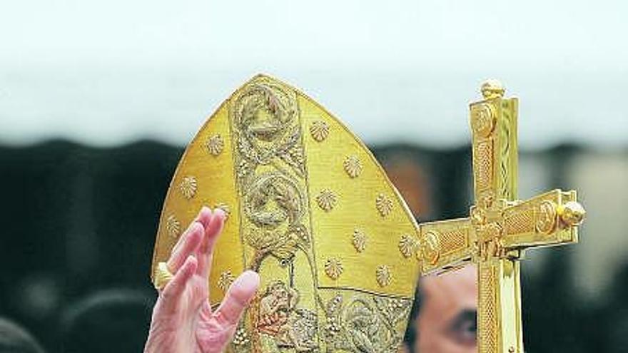 Benedicto XVI bendice a la multitud en la plaza de San Carlo.