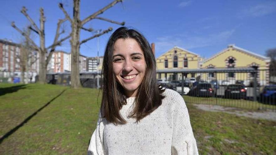 Aida Vázquez, ayer, en la calle Reconquista, con La Curtidora al fondo.