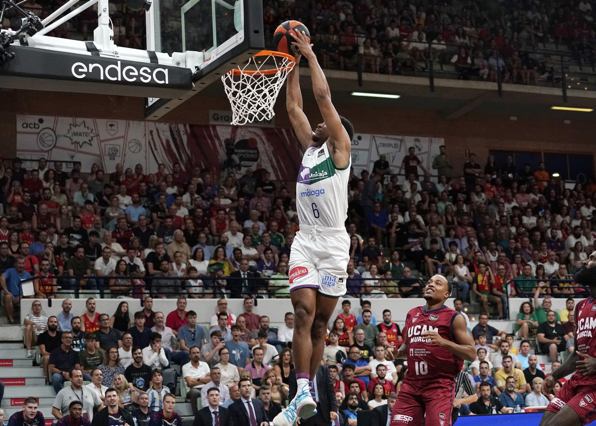 Kameron Taylor anota una canasta en el UCAM Murcia-Unicaja de la Supercopa Endesa 2023