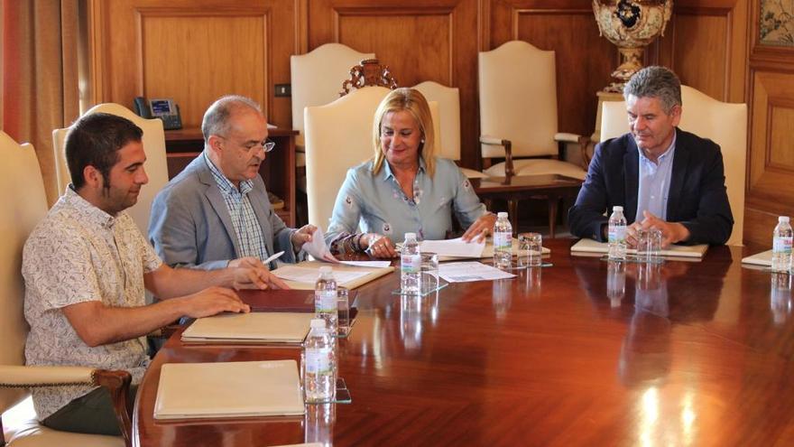 Firma del convenio con el alcalde de Catoira Alberto García