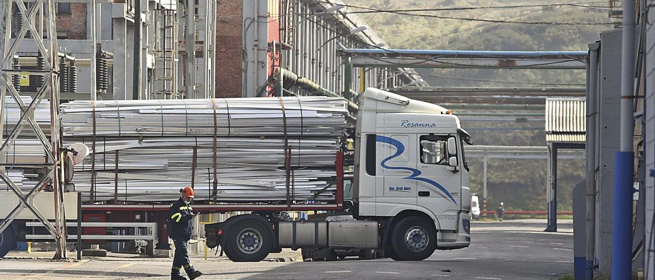 Un camión cargado de chatarra en las instalaciones de Alu Ibérica. | Ricardo Solís