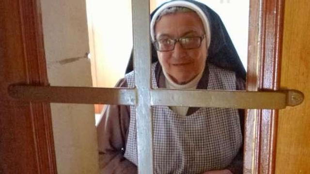 La madre María del Carmen, ayer, tras el torno de las Capuchinas. / i. r.