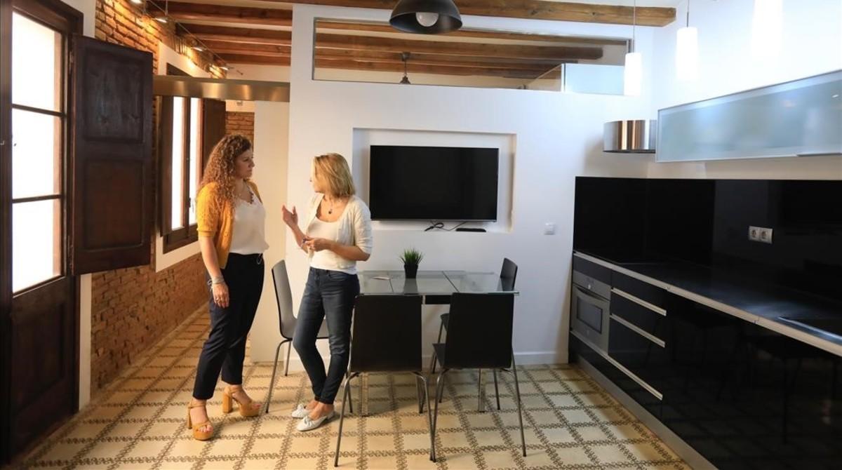 Montse Pérez y su hija en el piso que se han encontrado alquilado sin permiso en Airbnb.