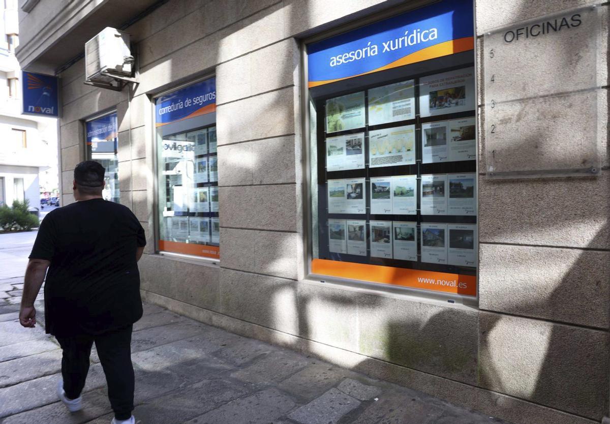 Anuncios en una inmobiliaria de Vilagarcía. |  Noé Parga