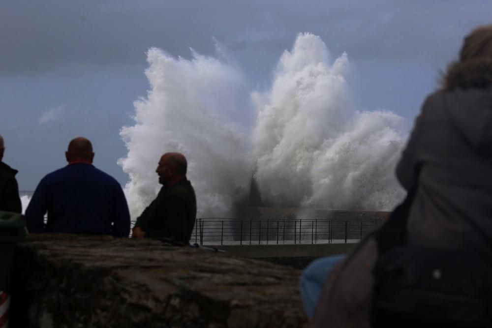 Temporal de olas en Viavélez