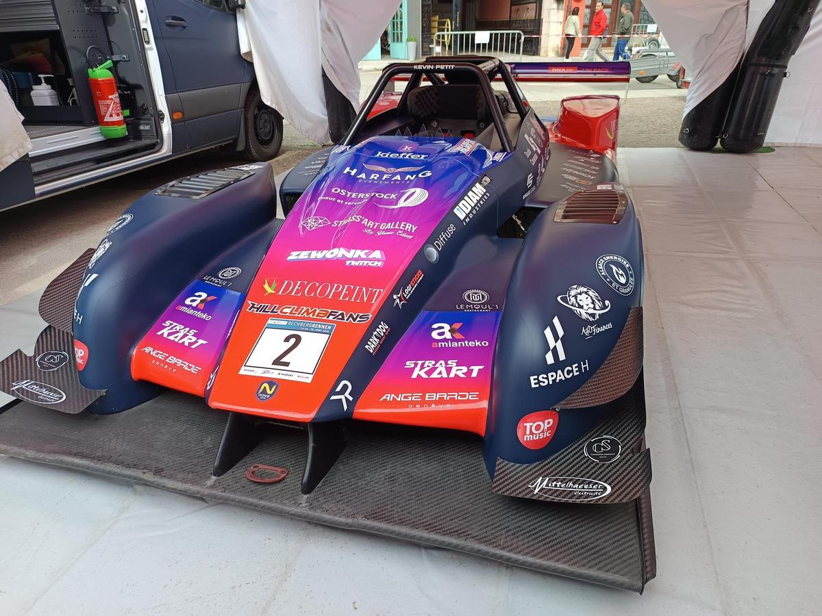 Gran ambiente automovilístico en Arriondas por la Subida al Fitu