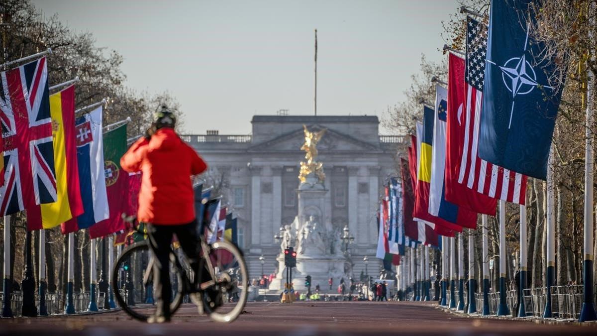 Bandera de la OTAN y de los países miembros de la Alianza ondean en Londres, este lunes.