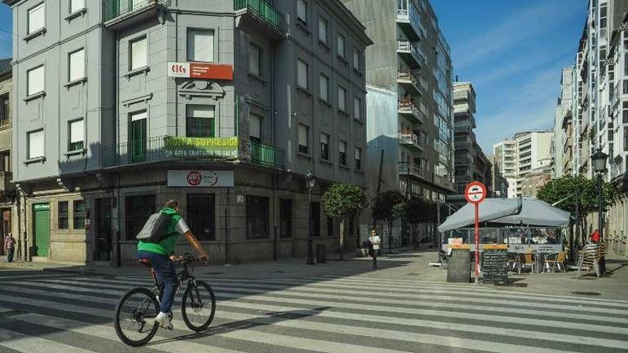 Un paso de peatones donde se pintará una zona para bicis. // I. Abella