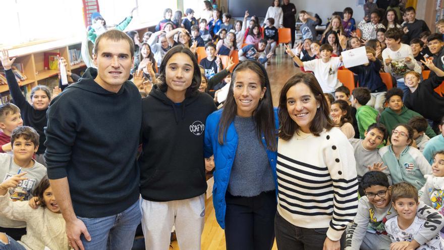 Álex Bergantiños e Inés Rey visitan un colegio de A Coruña con el Dépor Abanca