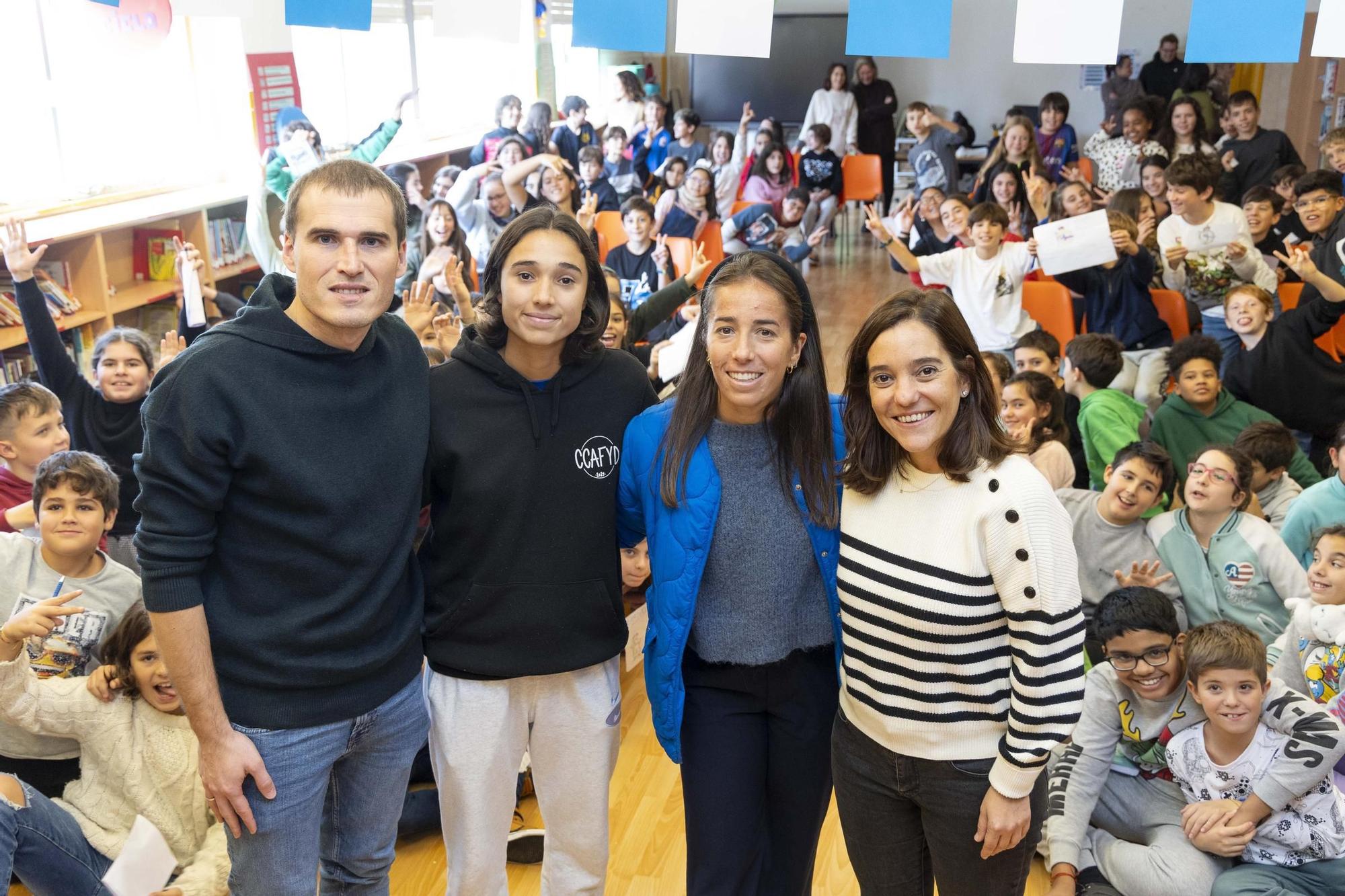 Álex Bergantiños e Inés Rey visitan un colegio de A Coruña con el Dépor Abanca