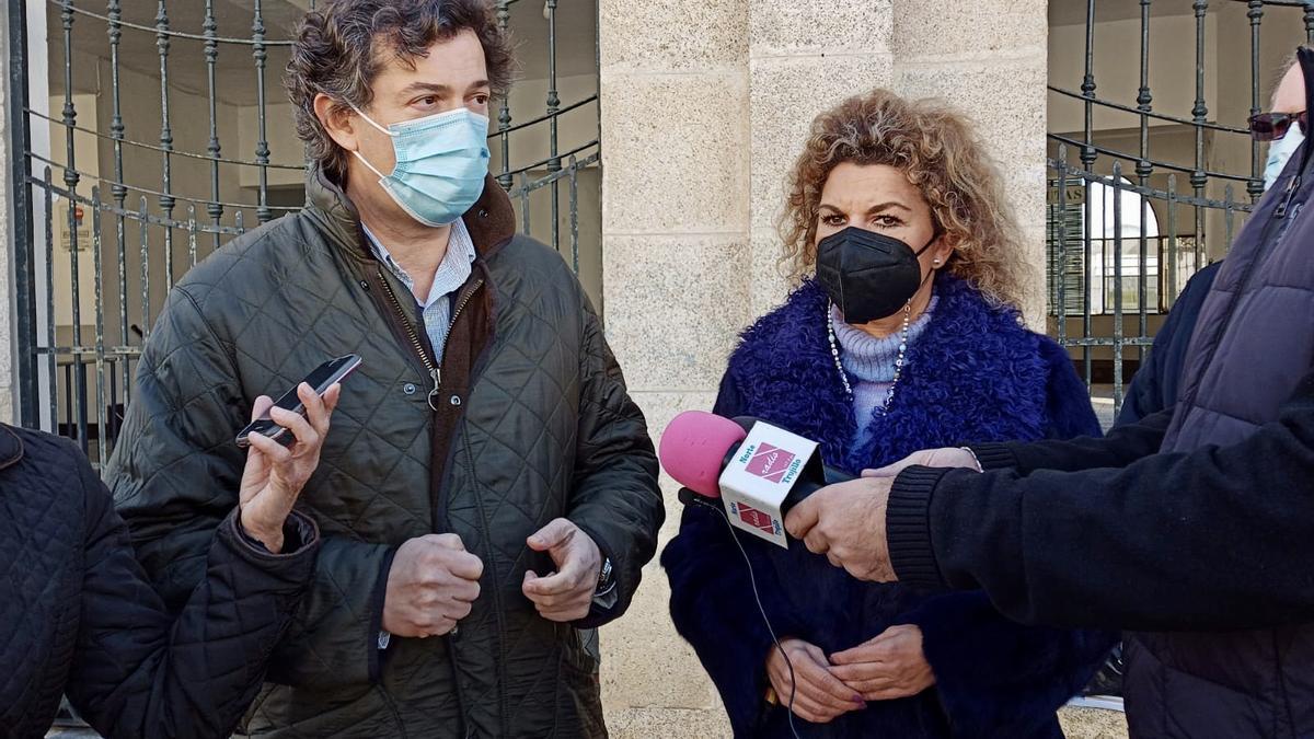 Inés Rubio, portavoz del PP Trujillo y Juan Luis Rodríguez, secretario del PP en la provincia de Cáceres.