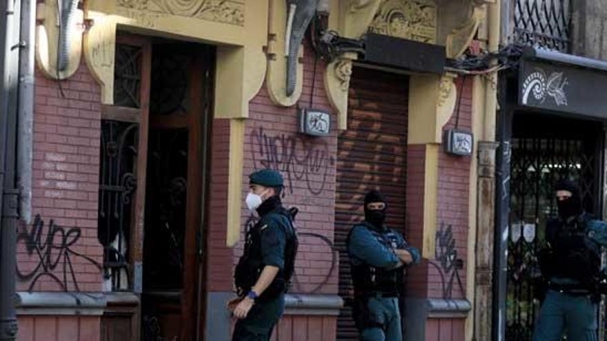 La Policía intervino armas prohibidas y droga al detenido en la calle Corralón