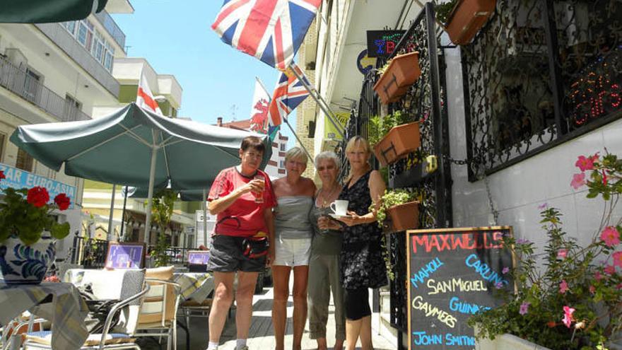 Un grupo de residentes británicas, en Nerja.