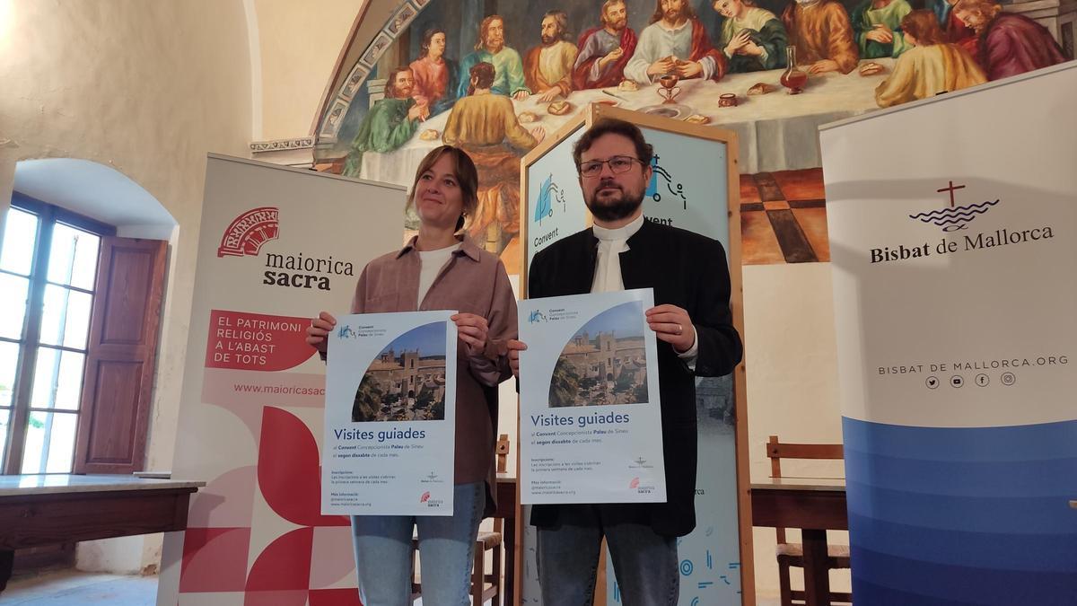 Sandra Rebassa y Francesc Vicens muestran los carteles promocionales de las visitas.