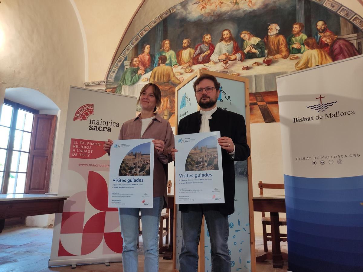 Sandra Rebassa y Francesc Vicens muestran los carteles promocionales de las visitas.