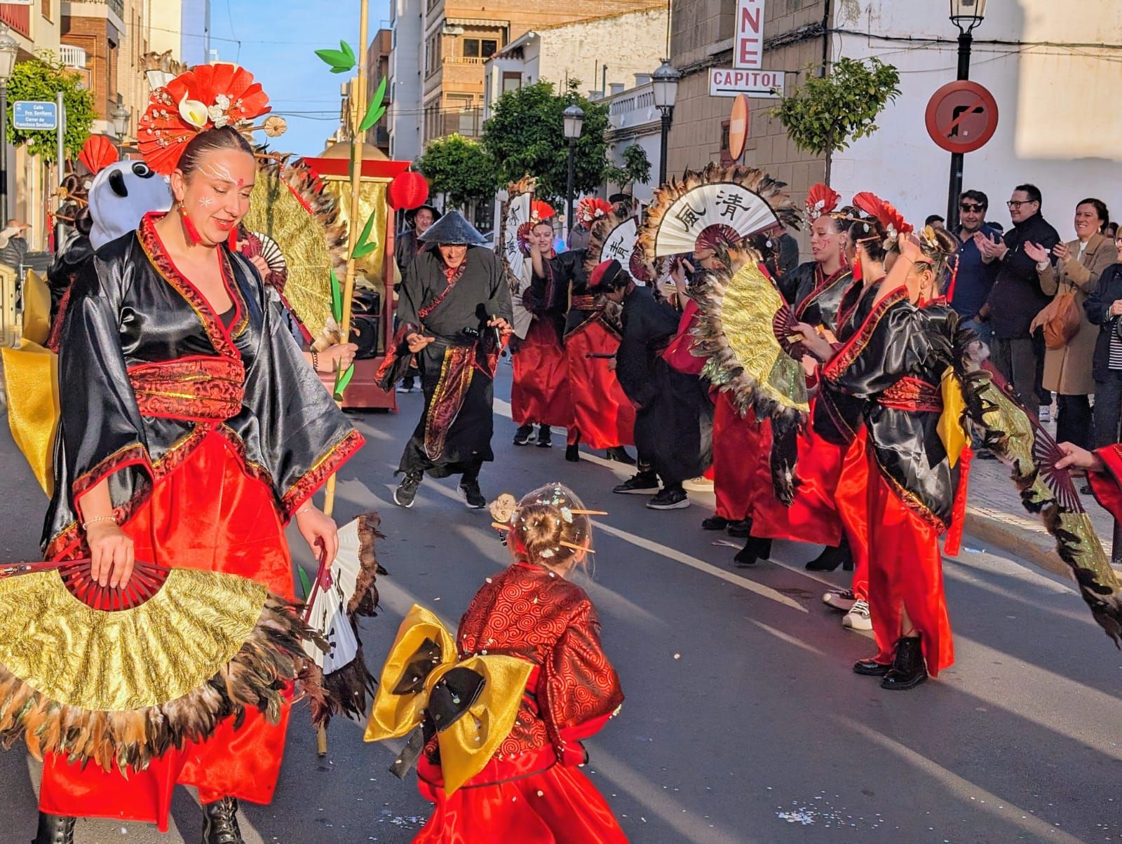 Galería de imágenes: Un animado desfile de disfraces en una fecha inusual en Orpesa