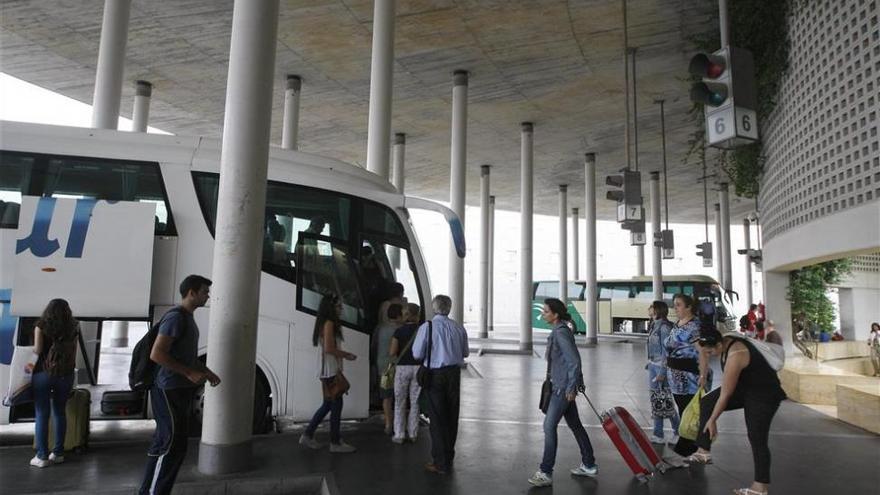 Un hombre de 70 años salva la vida gracias a un desfibrilador en la estación de autobuses