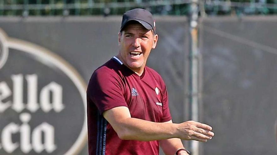 Eduardo Berizzo da instrucciones durante un entrenamiento en A Madroa este verano.  // Marta G.Brea