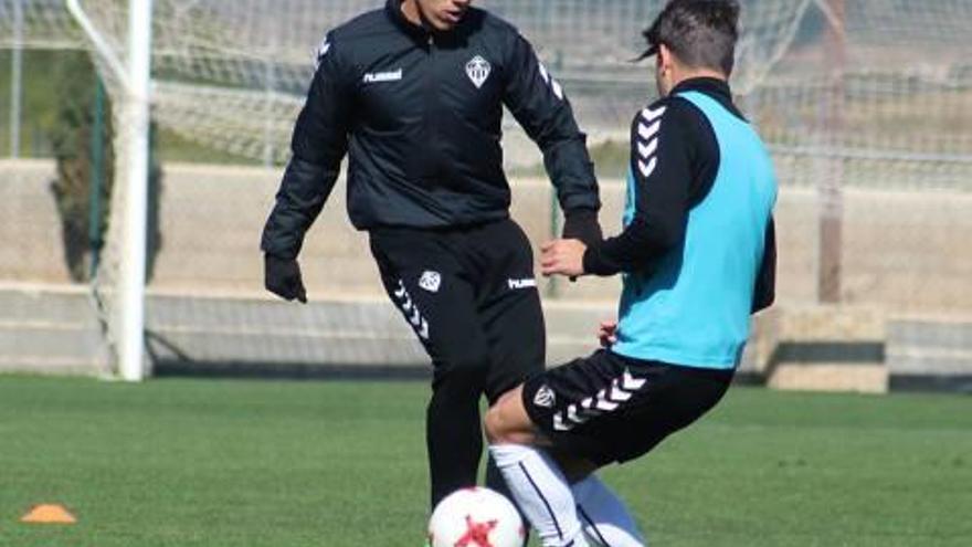 Enrique José trabajó ayer con el grupo en Marina d&#039;Or.